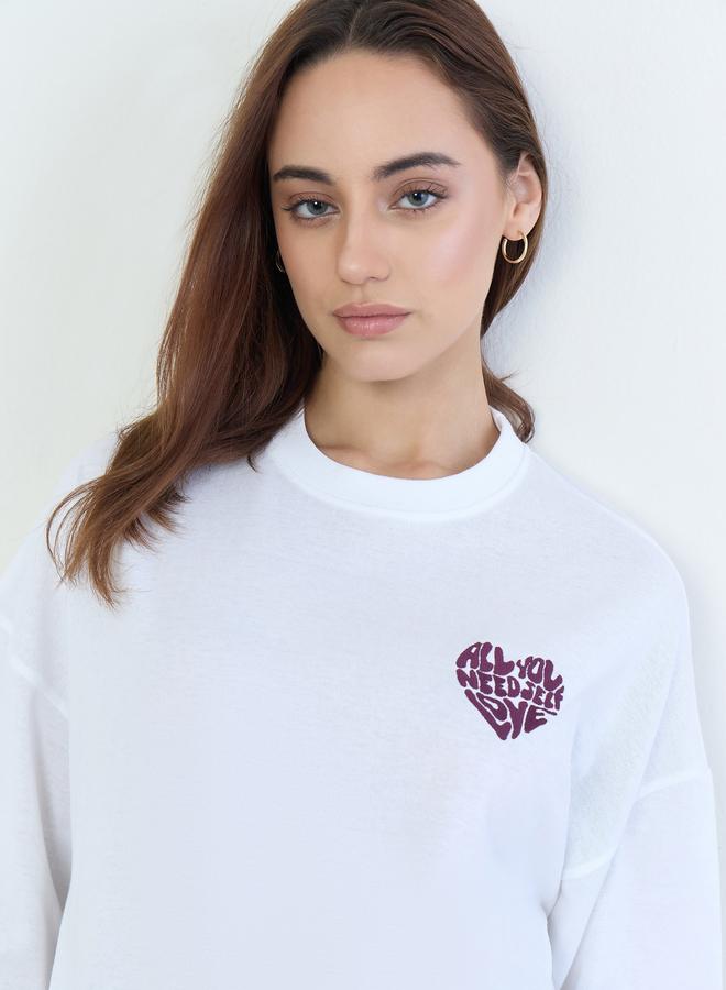 ستايلي تيشيرت واسع بكتابة مُطرّزة - Image 3